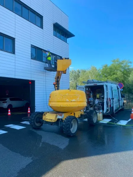 Intervention de nettoyage de façade à la nacelle, avec le fourgon Aquit'n Nettoyage
