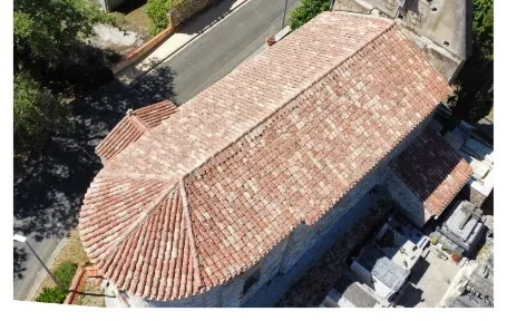 Chevet d'église nettoyé, vue aérienne par drone, entretien pour collectivité