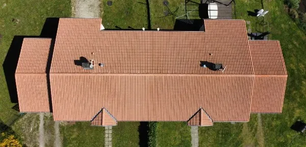 Toiture de longère démoussée, vue aérienne par Aquit'n Nettoyage