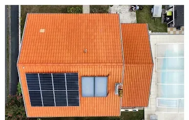 Toiture et panneau solaire nettoyés par drone, vue aérienne Aquit'n Nettoyage