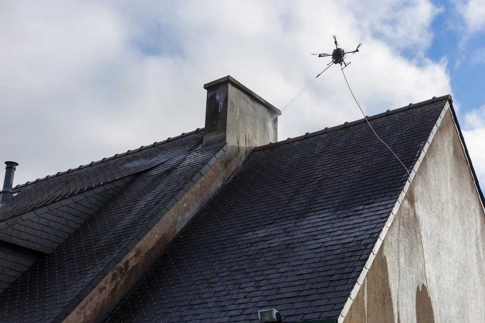 Pulvérisation par drone sur une toiture en ardoise