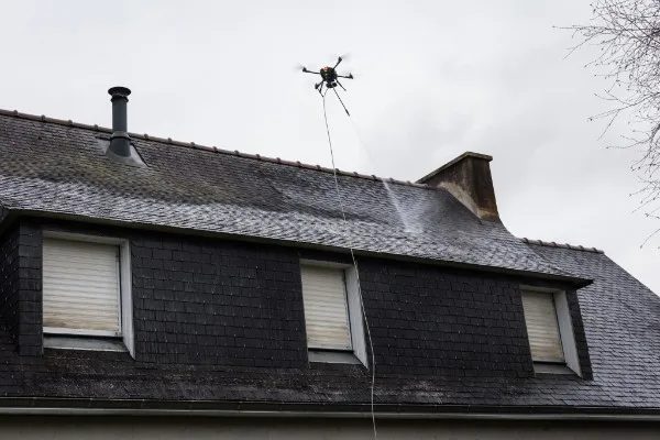 Nettoyage par drone d'une toiture avec lucarnes