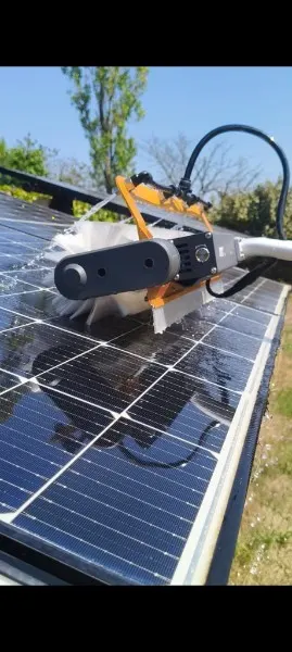 Nettoyage de panneau solaire à la brosse électrique