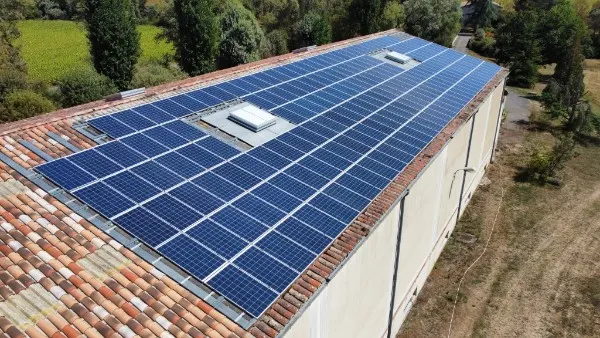 Panneaux solaires en toiture, vue aérienne par drone