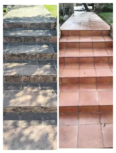 Escalier extérieur en carrelage avant / après nettoyage et démoussage