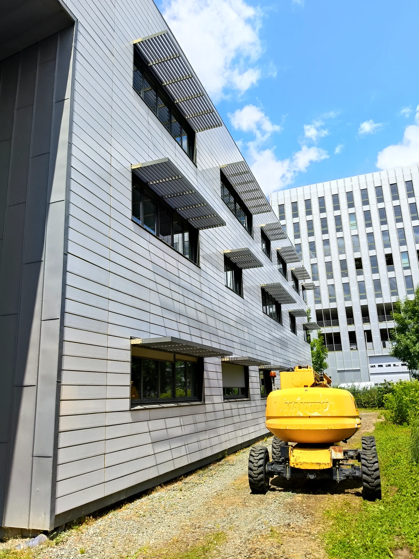 Bardage métallique de bâtiment industriel avant / après nettoyage